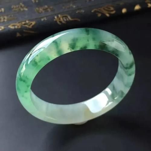 适合自己的才是最好的！不同年龄段人群应该如何挑选翡翠？