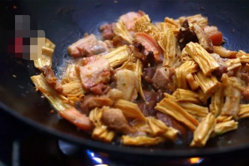 阵阵飘香的蒜香腐竹烧肉,吃过一次就忘不了