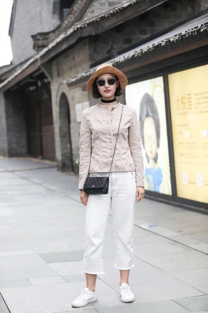 街拍：美女身穿个性上衣，时尚又亮丽，尽显高贵气质