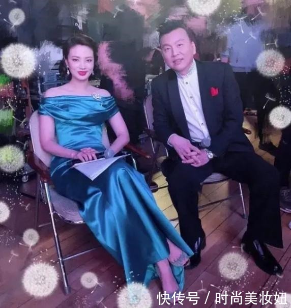 穿搭|刘芳菲不愧是央视“气质”主持,穿黄色连衣裙端庄优雅,太漂亮了