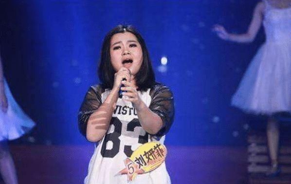 她曾在街上卖豆腐,老毕带她一曲成名,老毕落魄她送105万