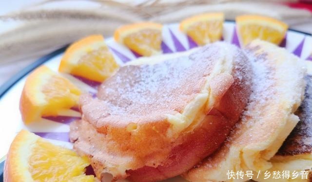一口平底锅就能搞定的蛋糕，松软细腻不上火，搭配水果和蔬菜真赞