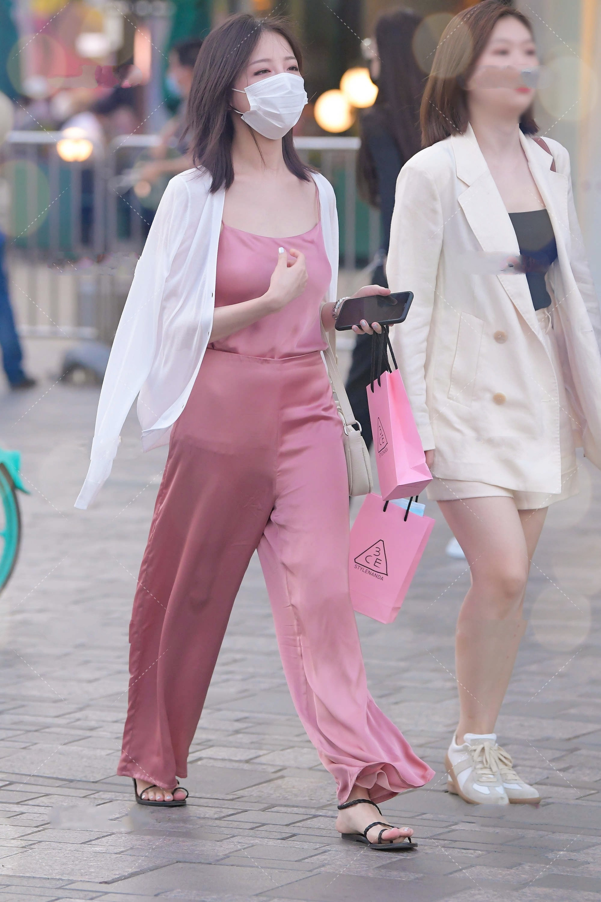 粉色真丝套装外搭白色针织衫,质感轻薄,高级优雅