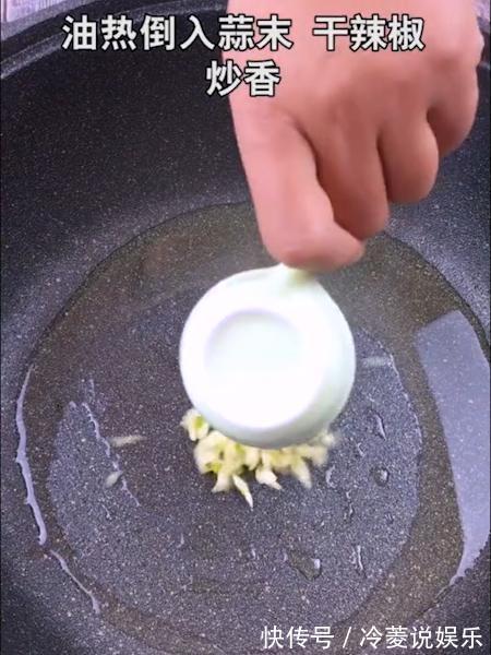 奶奶教我做酸豆角，原来还能这么炒一招搞定味道，酸脆爽口