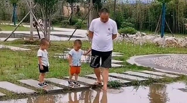 水洼|双胞胎儿子和爸爸出去玩,天快黑不回家,妈妈找到父子仨哭笑不得