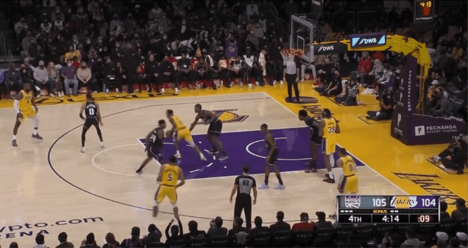 三分|詹姆斯連續(xù)兩個回合命中三分，湖人重新取得領先