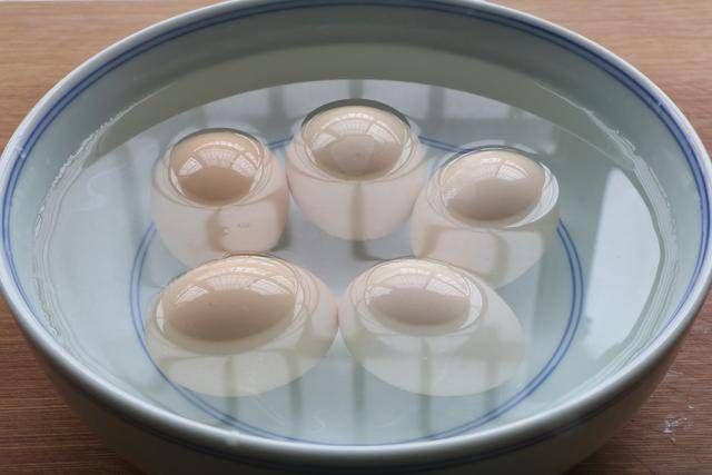 玉米面加5个鸡蛋,不加1滴油1滴水,又香又软,比发糕好吃10倍!