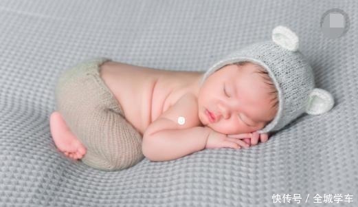 小宝宝|新生儿应该多躺还是多抱,新手妈妈别做错了,对宝宝影响很大!