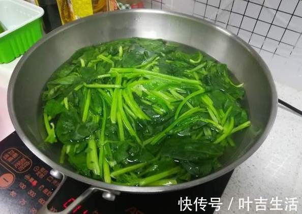 青菜|为啥饭店里的炒青菜那么好吃大厨教你2个妙招,炒出来又香又脆
