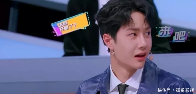 王一博在《上线吧!华彩少年》节目中学戏腔有模有样