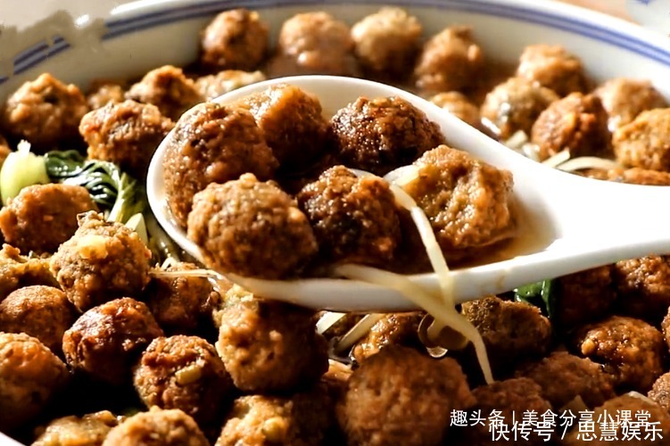 大厨分享丸子的新做法,用绿豆就能做,不加面不加水,好吃有营养