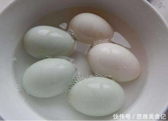 腌咸蛋时,加水腌是不对的!偷偷加一点它,蛋黄个个起沙流大油