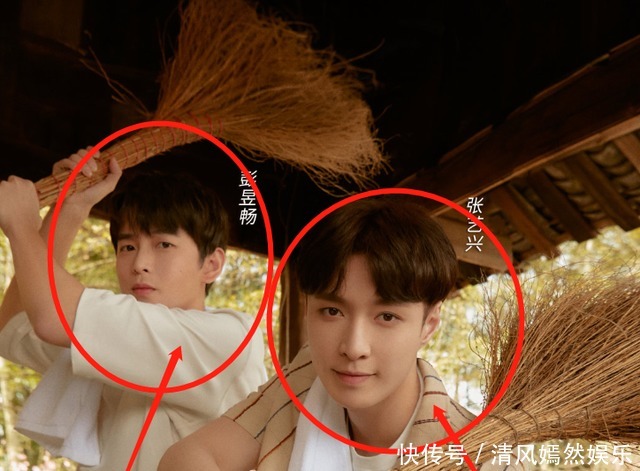 三兄妹|蘑菇屋三兄妹拍合照,张子枫站C位好受宠,我却留意她手放的位置