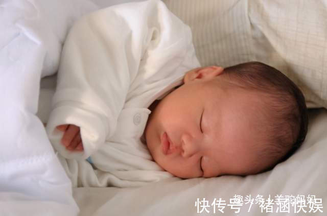 衣服|你还在给新生儿穿“连体衣”父母别再犯傻,这衣服才让娃最舒服