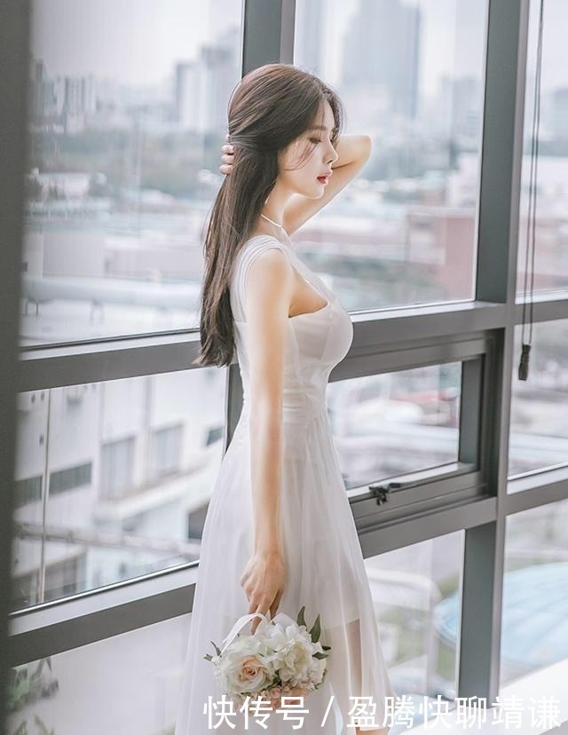 小姐姐爱穿薄纱连衣裙,凸显傲人曲线身姿,散发成熟性感韵味