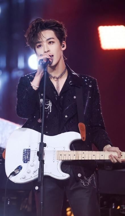 东方卫视新春潮乐会阵容出炉：R1SE全员合体成焦点，翟潇闻首合作薛之谦