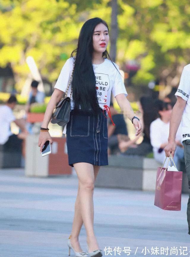 t恤|小姐姐穿英文图案短袖T恤,搭配短款牛仔裙,青春活力十足