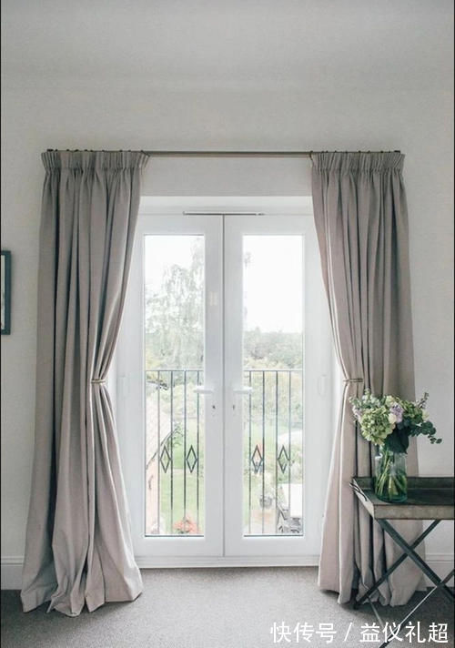 窗户|国外楼房真奇特,没阳台竟把窗户做成落地的,外面装护栏也是个招