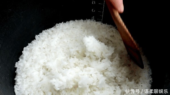 洗米|蒸米饭时,直接加水就错了,牢记3点,米饭松软又透亮,粒粒分明