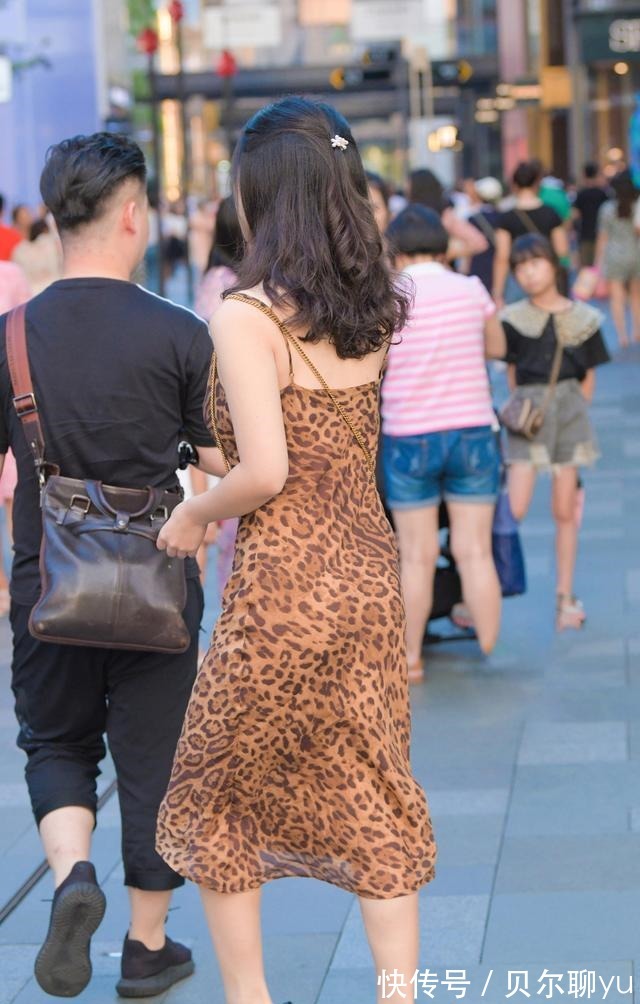 小腿肚|豹纹元素内涵丰富又性感,美女选择豹纹吊带连衣裙,凸显时尚气质!