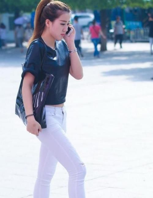  圆领|黑色时尚圆领上衣，搭配白色破洞牛仔裤，尽显出靓丽女生的风采