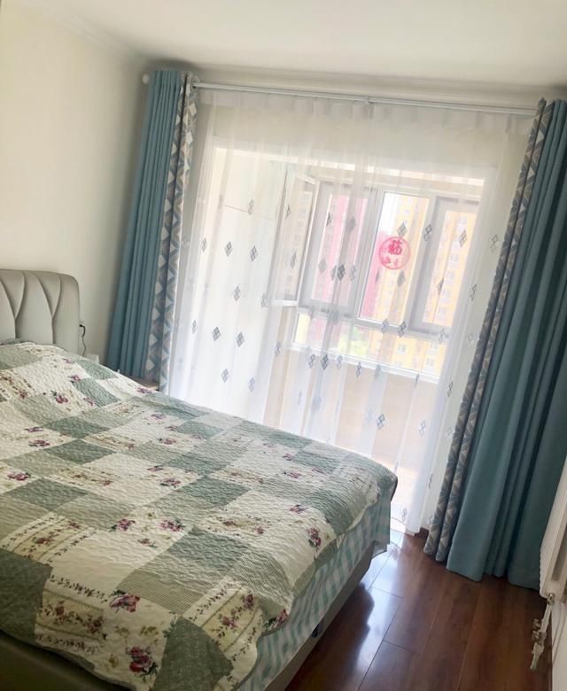 实用|她家90平新房，装修一共花费15万，电视墙很实用，进屋就被迷住