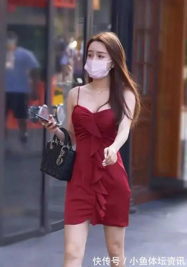 酒红 酒红的吊裙,如同一团燃烧的火焰,美得让人移不开眼睛!