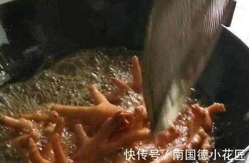 做虎皮鸡爪时，怎么出虎皮？学会这“1招”，鸡爪香软入味更好吃