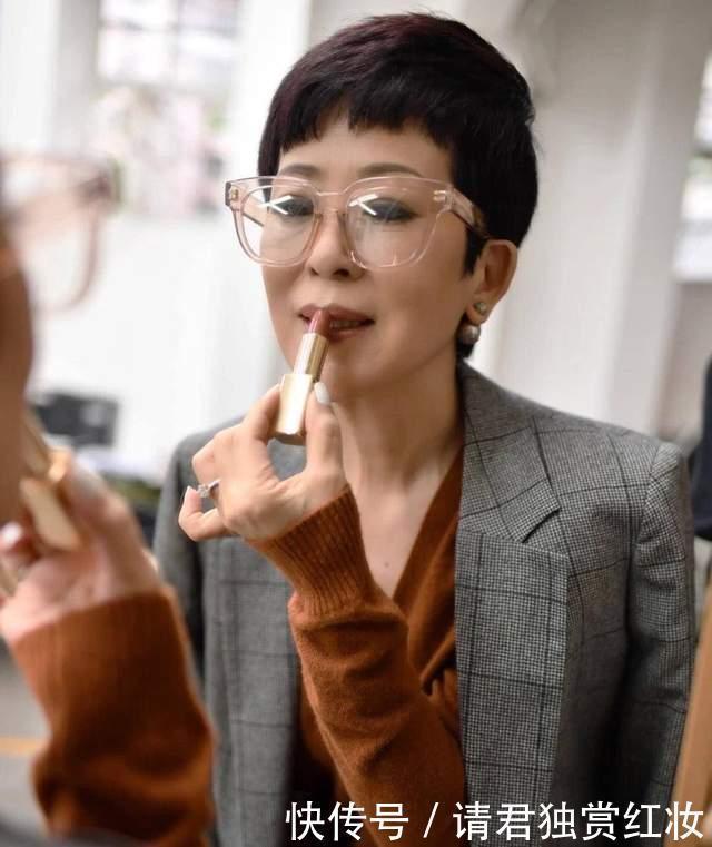 减龄 60岁阿姨比三木妈妈还时髦,“无龄感”穿搭减龄又洋气,值得借鉴