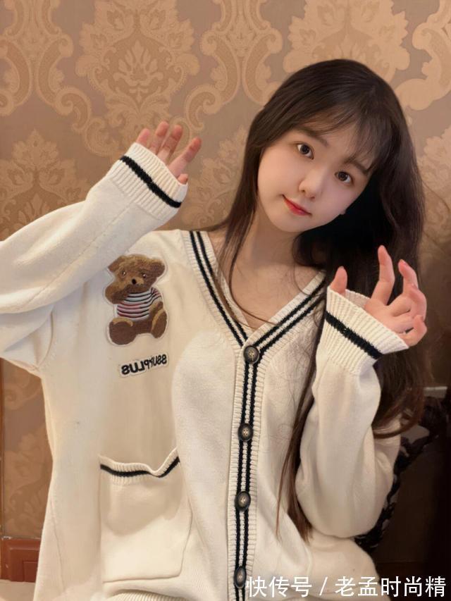 毛衣|穿针织衫毛衣的美女,清纯的样子真美,毛衣百搭又好看