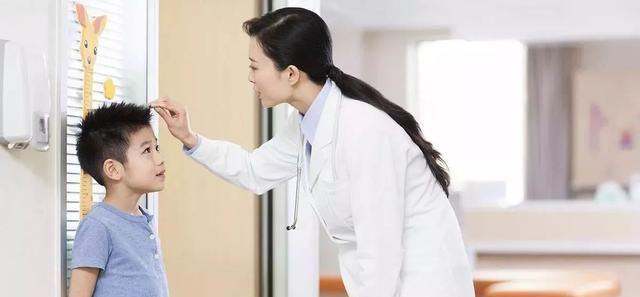 睡眠时间|双胞胎一个跟爸妈住一个跟奶奶,两年后身高差异明显,原因简单