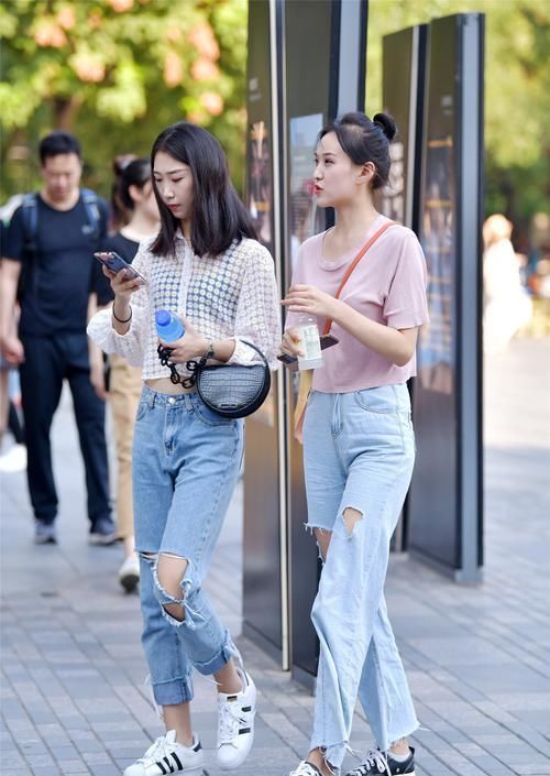 牛仔裤可以选择一双高跟鞋来衬托,也是很美的