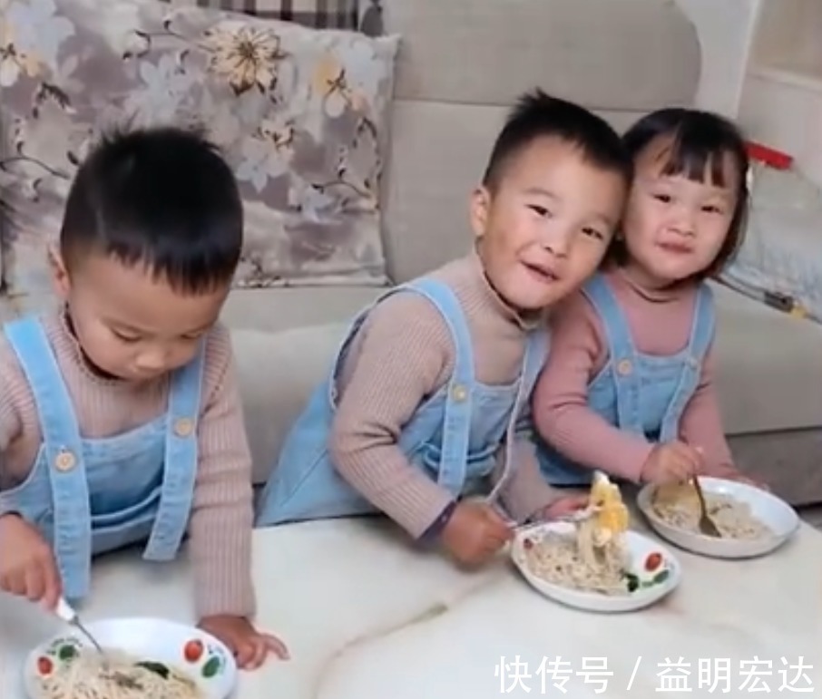哥哥|三胞胎开饭时发现只有一个煎蛋,接下来哥哥下意识的反应令人感慨
