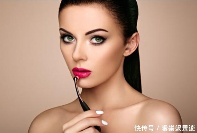 步骤|为啥很多女生涂口红,沾杯还显唇纹?这3个步骤你可能忽视了!