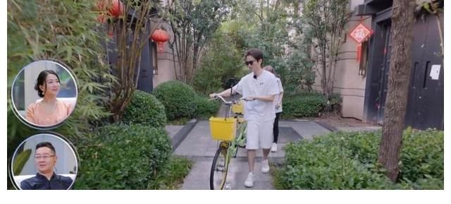 周扬青在自家录节目，从大门就能看出，绝对是“大户人家”