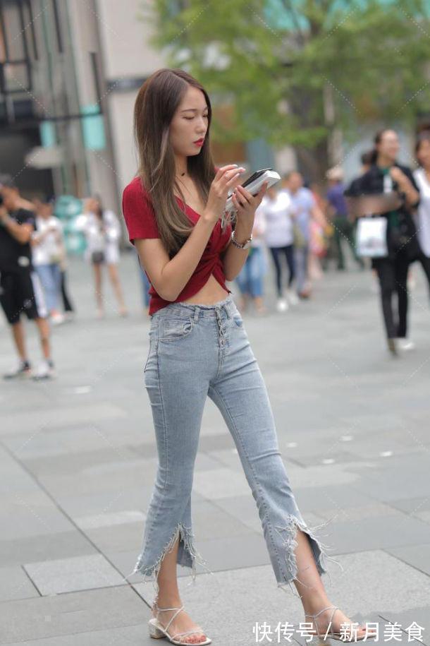 美女|美女一件枣红色的T恤搭一条浅色牛仔裤,展现出几分飘逸洒脱的美