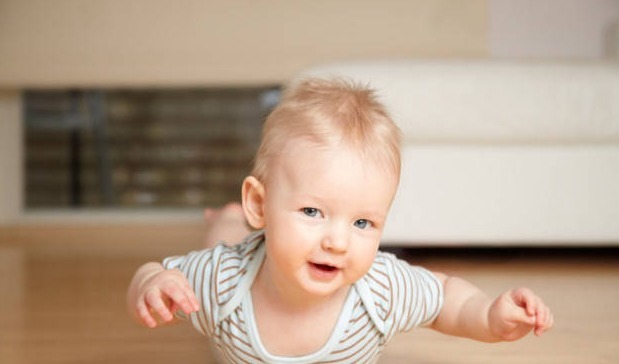 父母|“先爬后走”的孩子,和“不爬就走”的孩子,长大后有3个区别