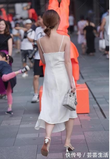 气质|吊带连衣裙,配上高跟鞋和灰色包包,显示出了美女的“青春气质”