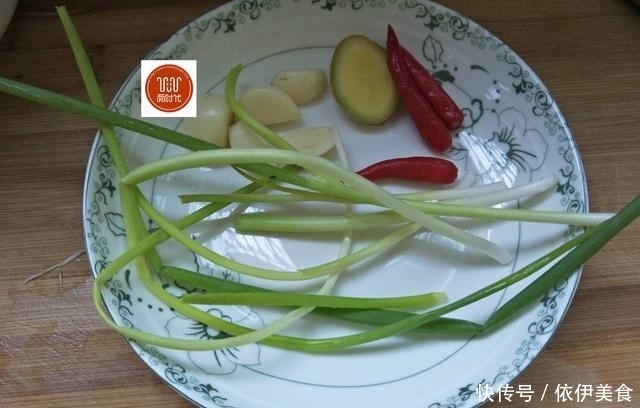 茄子最简单的做法,不炸不炒,儿子吃了2碗饭还要吃,实在太下饭