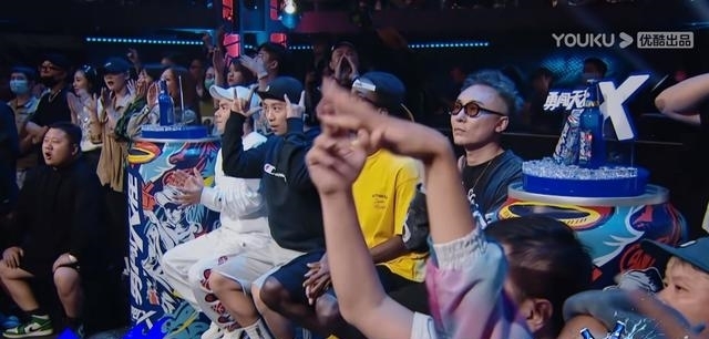 这就是街舞：他在前几季被质疑为混子，这一季直接坐上裁判席