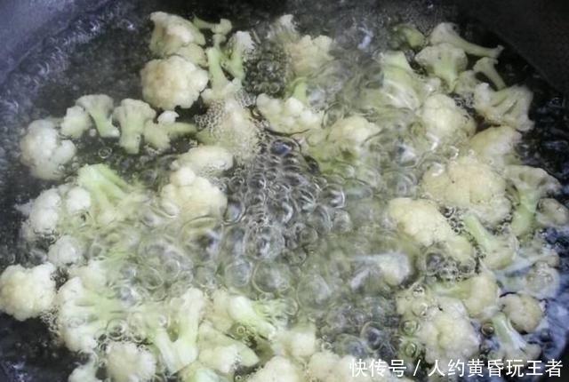 炒菜花别只知道焯水,大厨透露关键在这,难怪你炒的菜花不入味