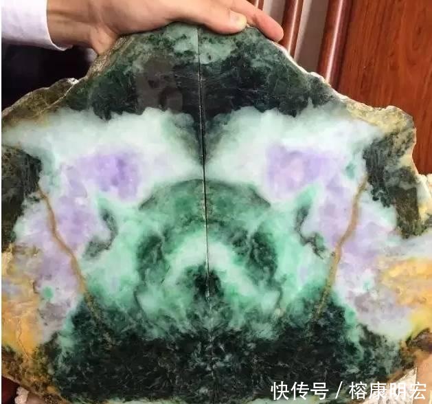 翡翠原石一刀开出熊猫图案, 继续开镯子还是当做奇石