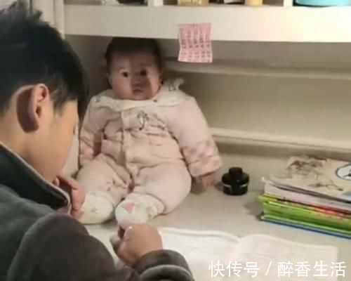 暖心|哥哥写作业太无聊,将妹妹拎桌上当“吉祥物”,相处画面超暖心