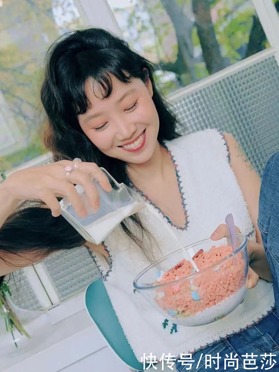 看到Jennie晒手上的戒指，终于找到原因了