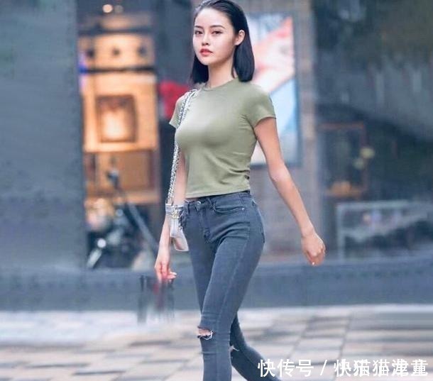 穿搭牛仔裤独特优雅,充满了美丽的曲线,特别迷人