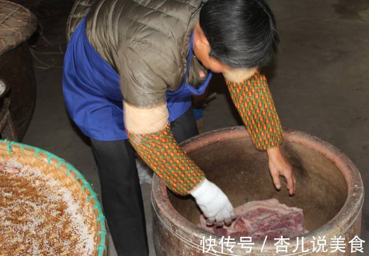 腌制腊肉时，不要只会放盐了！多加一点它，香还放不坏