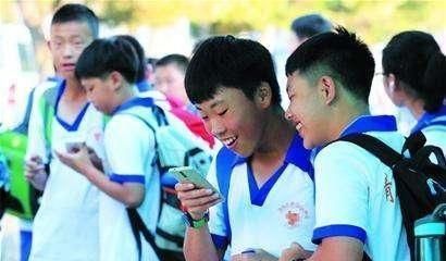 手机游戏|当代中国父母还在纵容孩子玩手机时,国外却公布了这么一条消息