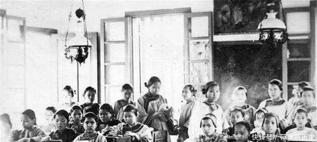 清朝|清朝老照片：图一是小皇帝叉腰站在故宫房顶，图四的杂耍小孩肚子差点被刺穿