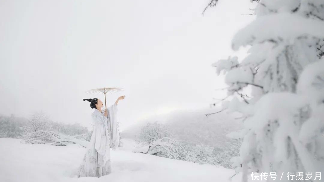 相约在片片纯洁白雪之中，纷飞浪漫情思……