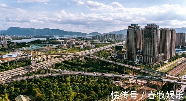 房子|一边是住房过剩,一边是买不起房?“国家智囊”提出两个解决方案